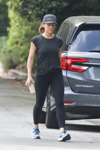 jennifer-garner-out-for-early-morning-walk-in-brentwood-09-05-2023-6.jpg