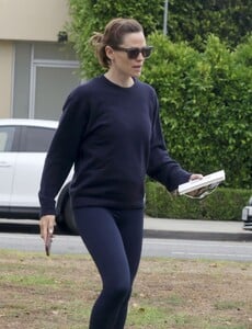 jennifer-garner-out-for-her-morning-jog-in-santa-monica-09-15-2023-3.jpg