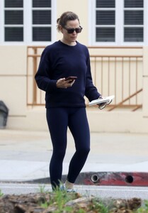 jennifer-garner-out-for-her-morning-jog-in-santa-monica-09-15-2023-4.jpg