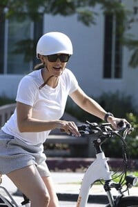 jennifer-garner-out-riding-a-bicycle-in-los-angeles-09-05-2023-3.jpg