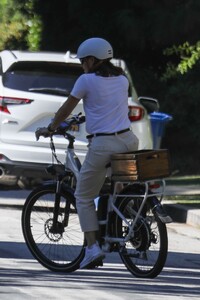 jennifer-garner-out-riding-a-bike-in-brentwood-08-27-2023-0.jpg