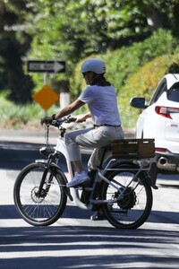 jennifer-garner-out-riding-a-bike-in-brentwood-08-27-2023-2.jpg