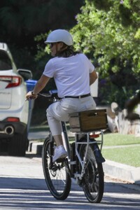 jennifer-garner-out-riding-a-bike-in-brentwood-08-27-2023-3.jpg