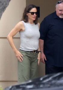 jennifer-garner-out-with-a-friend-in-brentwood-08-31-2023-0.jpg