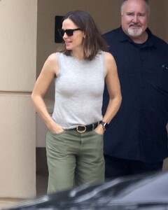 jennifer-garner-out-with-a-friend-in-brentwood-08-31-2023-6.jpg