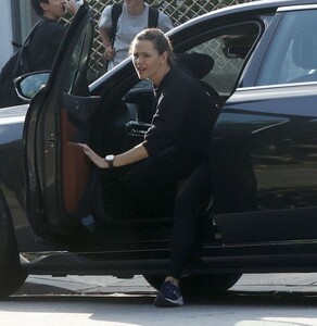 jennifer-garner-returning-to-her-car-in-brentwood-09-20-2023-0.jpg