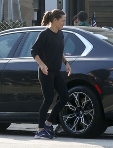 jennifer-garner-returning-to-her-car-in-brentwood-09-20-2023-1.jpg