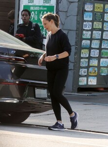 jennifer-garner-returning-to-her-car-in-brentwood-09-20-2023-6.jpg