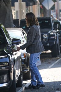 jennifer-garner-shopping-at-zibbys-bookshop-in-brentwood-09-25-2023-1.jpg