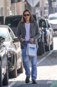 jennifer-garner-shopping-at-zibbys-bookshop-in-brentwood-09-25-2023-2.jpg