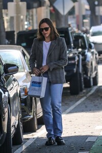 jennifer-garner-shopping-at-zibbys-bookshop-in-brentwood-09-25-2023-4.jpg