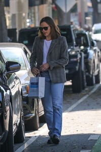 jennifer-garner-shopping-at-zibbys-bookshop-in-brentwood-09-25-2023-5.jpg