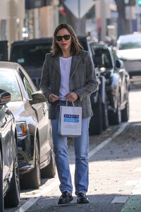 jennifer-garner-shopping-at-zibbys-bookshop-in-brentwood-09-25-2023-6.jpg