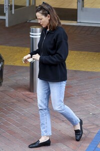 jennifer-garner-shopping-with-her-daughter-violet-at-neiman-marcus-in-beverly-hills-09-02-2023-2.jpg