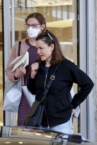 jennifer-garner-shopping-with-her-daughter-violet-at-neiman-marcus-in-beverly-hills-09-02-2023-4.jpg