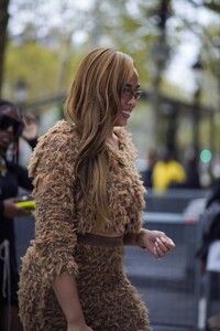 jordyn-woods-ahopping-at-sephora-retail-store-in-paris-09-25-2023-3.jpg