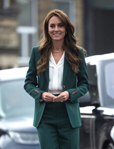 kate-middleton-visits-aw-hainsworth-textile-mill-in-leeds-09-26-2023-0.jpg