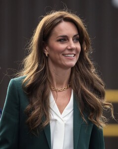 kate-middleton-visits-aw-hainsworth-textile-mill-in-leeds-09-26-2023-2.jpg