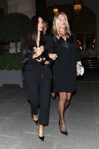 kate-moss-and-demi-moore-heading-to-a-party-in-paris-09-26-2023-6.jpg