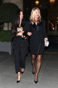 kate-moss-and-demi-moore-heading-to-a-party-in-paris-09-26-2023-7.jpg
