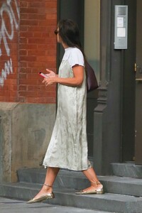 katie-holmes-heading-to-dinner-in-new-york-09-11-2023-2.jpg