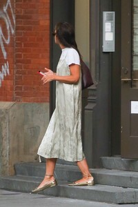 katie-holmes-heading-to-dinner-in-new-york-09-11-2023-3.jpg