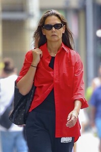 katie-holmes-out-and-about-in-new-york-08-14-2023-0.jpg