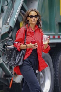 katie-holmes-out-and-about-in-new-york-08-14-2023-1.jpg