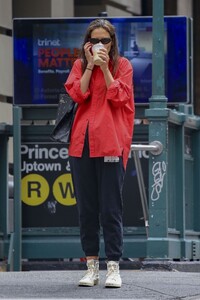katie-holmes-out-and-about-in-new-york-08-14-2023-2.jpg
