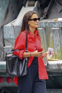katie-holmes-out-and-about-in-new-york-08-14-2023-3.jpg