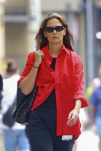 katie-holmes-out-and-about-in-new-york-08-14-2023-5.jpg