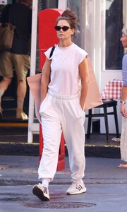 katie-holmes-out-and-about-in-new-york-09-01-2023-6.jpg