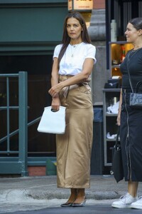 katie-holmes-out-and-about-in-new-york-09-12-2023-5.jpg
