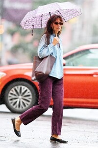 katie-holmes-out-on-a-rainy-day-in-new-york-09-18-2023-0.jpg