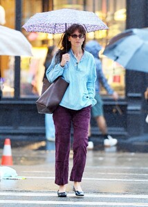 katie-holmes-out-on-a-rainy-day-in-new-york-09-18-2023-1.jpg
