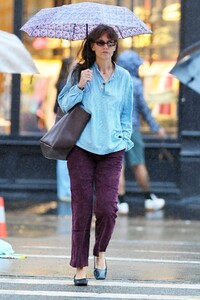 katie-holmes-out-on-a-rainy-day-in-new-york-09-18-2023-2.jpg