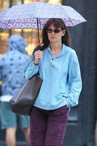 katie-holmes-out-on-a-rainy-day-in-new-york-09-18-2023-3.jpg