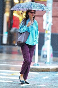katie-holmes-out-on-a-rainy-day-in-new-york-09-18-2023-5.jpg
