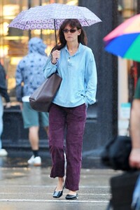 katie-holmes-out-on-a-rainy-day-in-new-york-09-18-2023-6.jpg