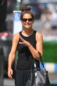 katie-holmes-out-with-a-friend-in-new-york-08-14-2023-0.jpg