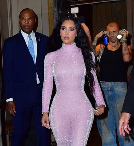 kim-kardashian-arrives-at-an-nyfw-event-in-new-york-09-12-2023-3.thumb.jpg.a0dd14228bf3a5a2cd9d6195b0306dab.jpg