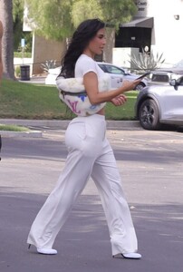 kim-kardashian-leaves-office-in-los-angeles-09-28-2023-3.jpg