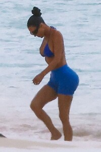 kim-kardashian-paddle-boarding-in-turks-09-02-2023-1.jpg