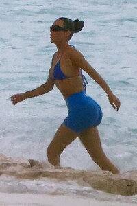 kim-kardashian-paddle-boarding-in-turks-09-02-2023-9.jpg