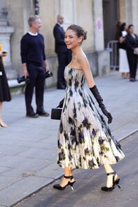 leni-klum-arrives-at-dior-event-at-paris-fashion-week-09-26-2023-1.jpg