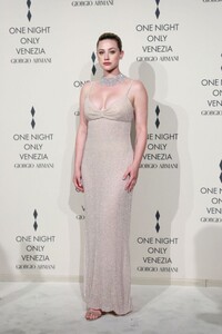 lili-reinhart-at-giorgio-armani-one-night-in-venice-photocall-09-02-2023-2.jpg