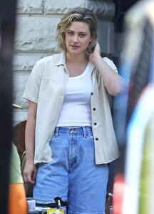 lili-reinhart-on-the-set-of-hal-and-harper-in-los-angeles-09-11-2023-0.jpg