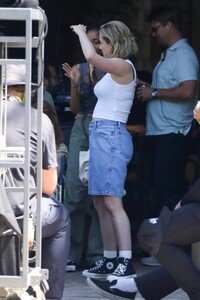 lili-reinhart-on-the-set-of-hal-and-harper-in-los-angeles-09-11-2023-3.jpg