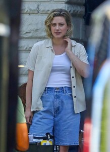lili-reinhart-on-the-set-of-hal-and-harper-in-los-angeles-09-11-2023-4.jpg