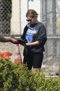 lili-reinhart-on-the-set-of-hal-and-harper-in-los-angeles-09-18-2023-1.jpg